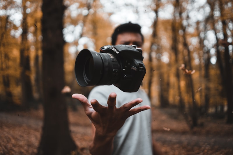 Meetu – photographer with camera in golden light